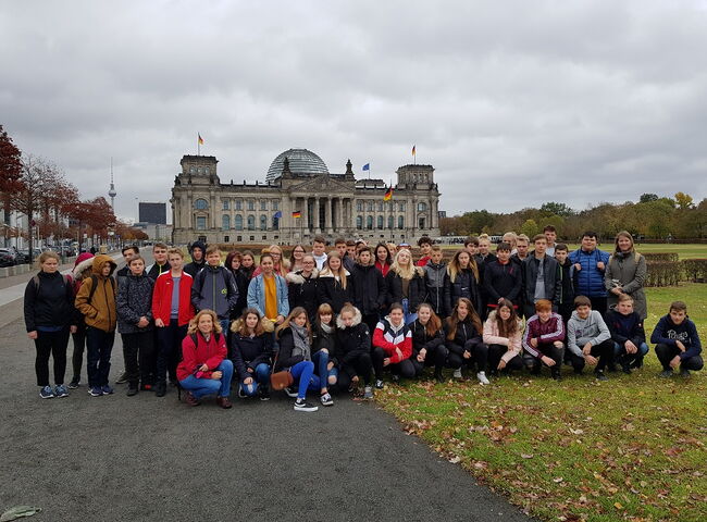 Die Klassen 9G, 10M1 und 10M2 vor dem Reichstag