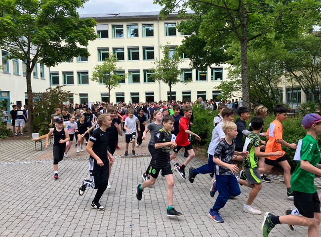 Viele Schüler laufen am Schulgelände