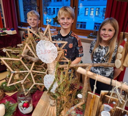 Kinder auf einem Stand am Adventsmarkt